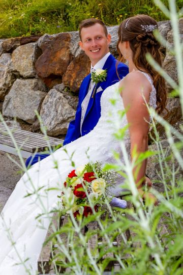Ein Tag voller Liebe und Farben: Eine Traumhochzeit im Refugium Hochstrass im farbenfrohen Stil