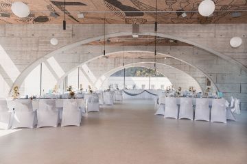 Ein Unvergesslicher Hochzeitstag im Glassalon: Von der Burg Neuhaus zur Glanzvollen Feier