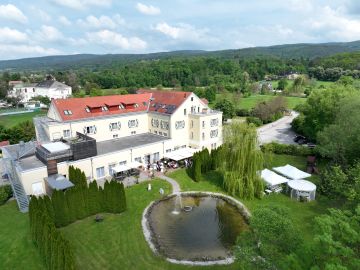 Romantische Hochzeit im Grandhotel Niederösterreichischer Hof: Trauung im Freien und magische Feuershow