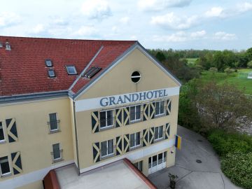 Romantische Hochzeit im Grandhotel Niederösterreichischer Hof: Trauung im Freien und magische Feuershow