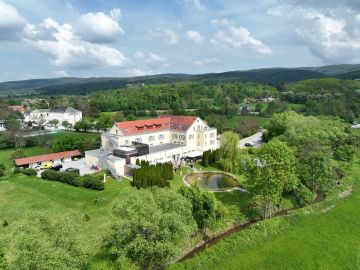 Romantische Hochzeit im Grandhotel Niederösterreichischer Hof: Trauung im Freien und magische Feuershow