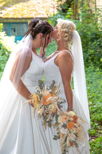 Herzklopfen und Geschichte: Eine unvergessliche LGBTQ-Hochzeit in der Mühlsteinstube, Leobersdorf