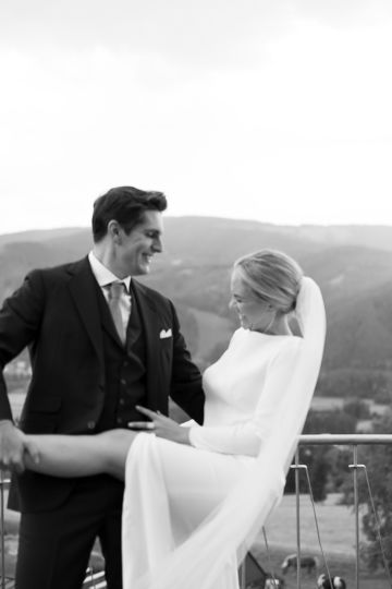 Moderne Hochzeit im Fernblick