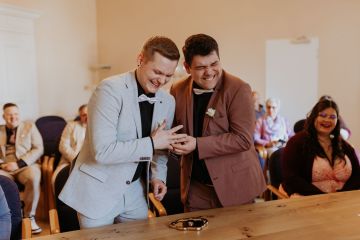 Lebensfrohe Hochzeit in Rheinbach – Zwei Bräutigame & Hunde-Highlights