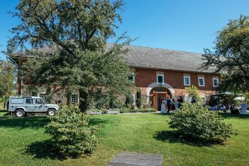 Fröhliche Outdoor-Hochzeit mit kirchlicher Trauung im Stift St. Florian 