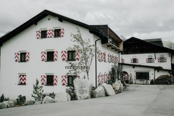 Traditionelle Hochzeit im Jagdschloß Kühtai in den Tiroler Bergen