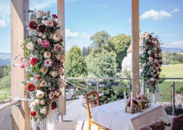 Wunderschöner Blumenschmuck bei einer Standesamtlichen Hochzeit in der Lindenberg Stub´n