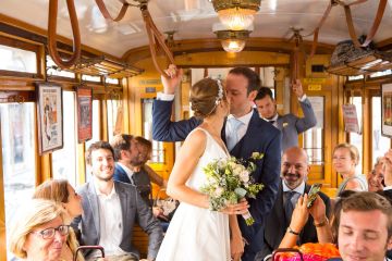 Hochzeitsparty in der Wiener Tram