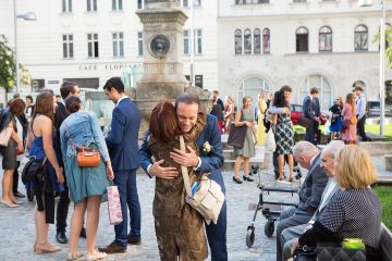 Hochzeitsparty in der Wiener Tram