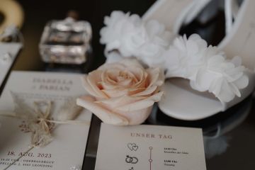 Wunderschoene, moderne Hochzeit am Oberbauergut