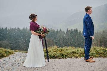 Winterhochzeit mit First-Look-Shooting bei Schneefall