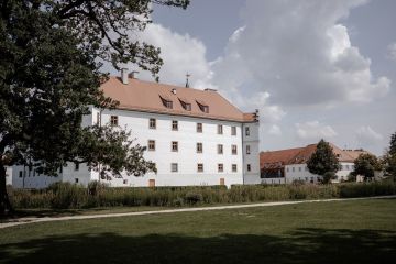 Modern Castle Wedding at Schloss Hohenkammer – International, Elegant, Personal