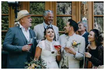 „Alpenromantik trifft Vintage-Flair – Ein Sonnentag voller Hochzeitszauber“