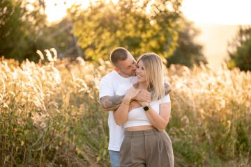 Paarshooting im Sommer bei Sonnenuntergang