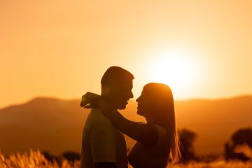 Paarshooting im Sommer bei Sonnenuntergang