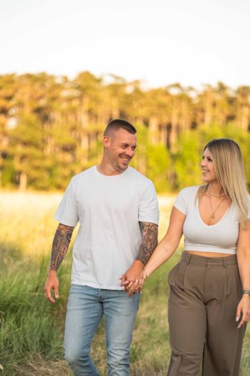 Paarshooting im Sommer bei Sonnenuntergang