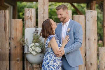 Eheerneuerung im eigenen Garten – intime Hochzeitsmomente voller Liebe