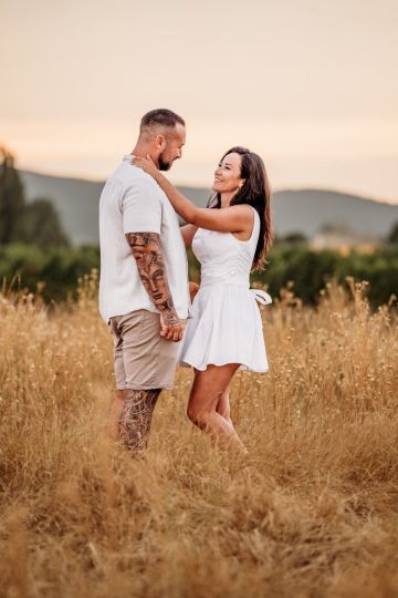 Verlobt im Sommerglück – Liebe im goldenen Abendlicht