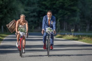 Nach der Hochzeit Zeremonie direkt auf dem Fahrrad