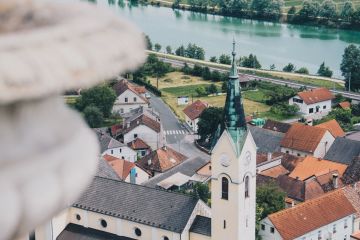 Hochzeit im Schloss mit roten Luftballons