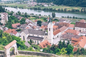 Hochzeit im Schloss mit roten Luftballons