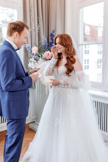„Fairytale-Hochzeit in Berlin: Elegantes Editorial in Blau & Beige