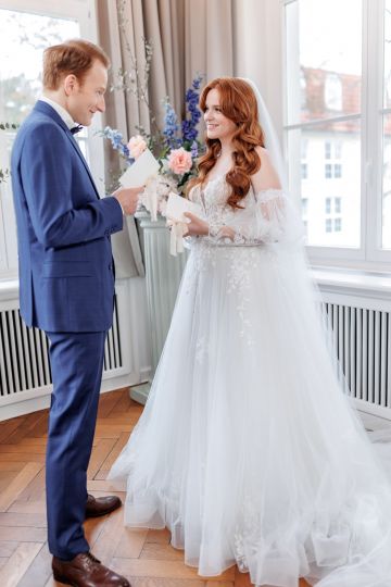 „Fairytale-Hochzeit in Berlin: Elegantes Editorial in Blau & Beige