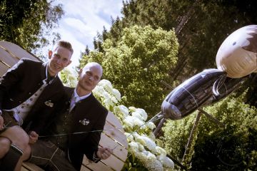 Trachten-Hochzeit - Bräutigam & Bräutigam hab sich das Ja-Wort im Waldviertel.