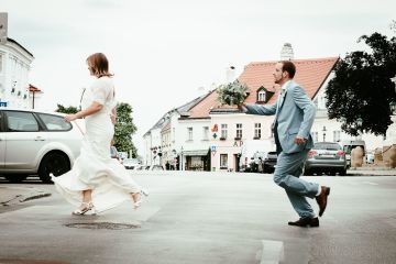 Entzückende Hochzeit in Klosterneuburg – Standesamt, Klostergarten & Feier im Innenhof