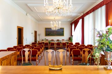 Entzückende Hochzeit in Klosterneuburg – Standesamt, Klostergarten & Feier im Innenhof