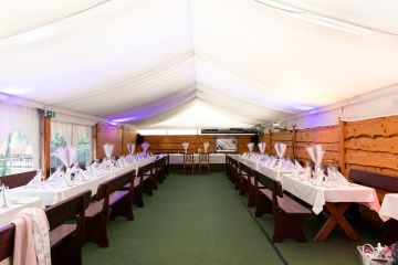 Familiäre Sommerhochzeit beim Heurigen Reblaus in Leopoldsdorf bei Wien