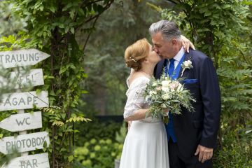 Entspannte Vintage Hochzeit unter der Buche im Garten.