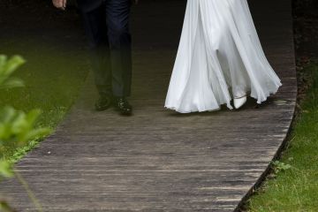 Entspannte Vintage Hochzeit unter der Buche im Garten.