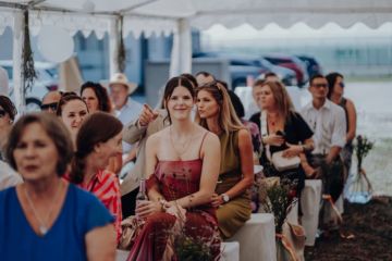 Humorvolle Gartenhochzeit in Oberösterreich