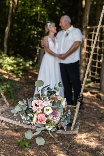 Emotionale Gartenhochzeit mit freier Trauung: Tina & Olivers naturverbundenes Fest vor Weltreise