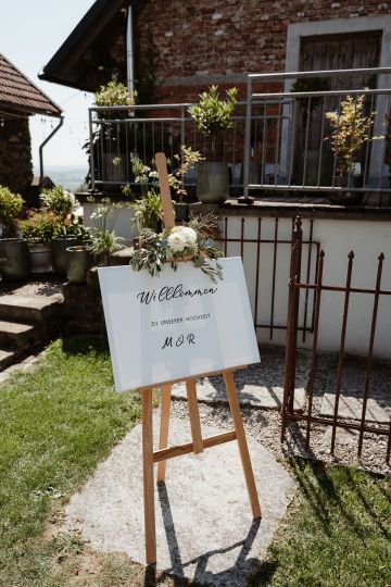 Sommerliche Gartenhochzeit im Garten der Geheimnisse