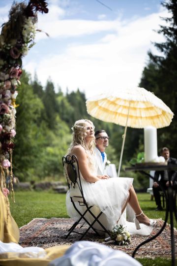 Wildromantische Hochzeitsfeier mit Festival-Feeling