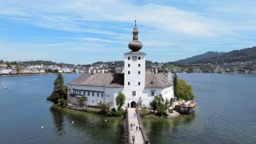 Die traumhafte Märchenhochzeit von Nicola & Bernhard im Salzkammergut am Schloss Traunsee im Freien mit Schiffsfahrt und Feuerwerk.