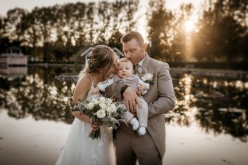 Hochzeitsfeier beim Gasthaus Zankl bei Sonnenuntergang am Teich