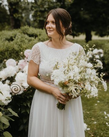 Zeitloses Brautstyling für eine romantische Sommerhochzeit in Oberösterreich