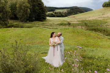 Outdoor-Trauung umgeben von regennasser Natur | Zum alten Schlossteich in Schrattenbach
