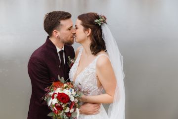 Zwischen Regentropfen und Sonnenstrahlen – Hochzeit im Museumsdorf Krumbach