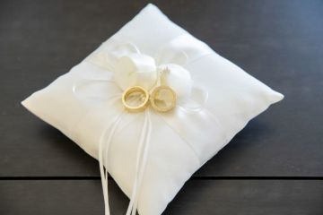 Hochzeit in altem Weingut in Tracht