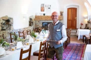 Hochzeit in altem Weingut in Tracht