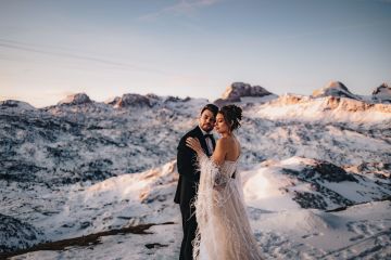 Märchenhochzeit in den Alpen – Winterliches Brautstyling im Schnee