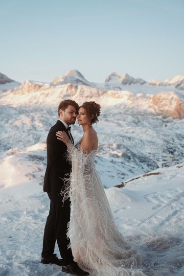 Märchenhochzeit in den Alpen – Winterliches Brautstyling im Schnee