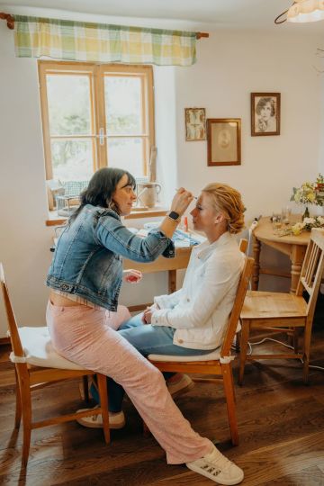 Modernes Brautstyling mit natürlichem Glow