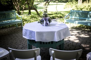 Romantische Outdoor-Hochzeit in einer Oase Wiens