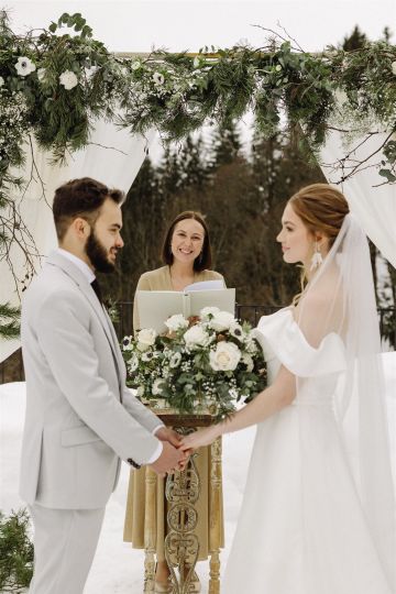 Romantische Winterhochzeit in den Bergen von Salzburg & Tirol: Hochwertige Floristik mit winterlichem Zauber für euren großen Tag.