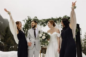 Romantische Winterhochzeit in den Bergen von Salzburg & Tirol: Hochwertige Floristik mit winterlichem Zauber für euren großen Tag.